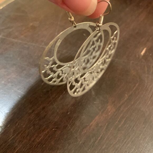 Silver filigree butterfly dangling hoops - Picture 2 of 2